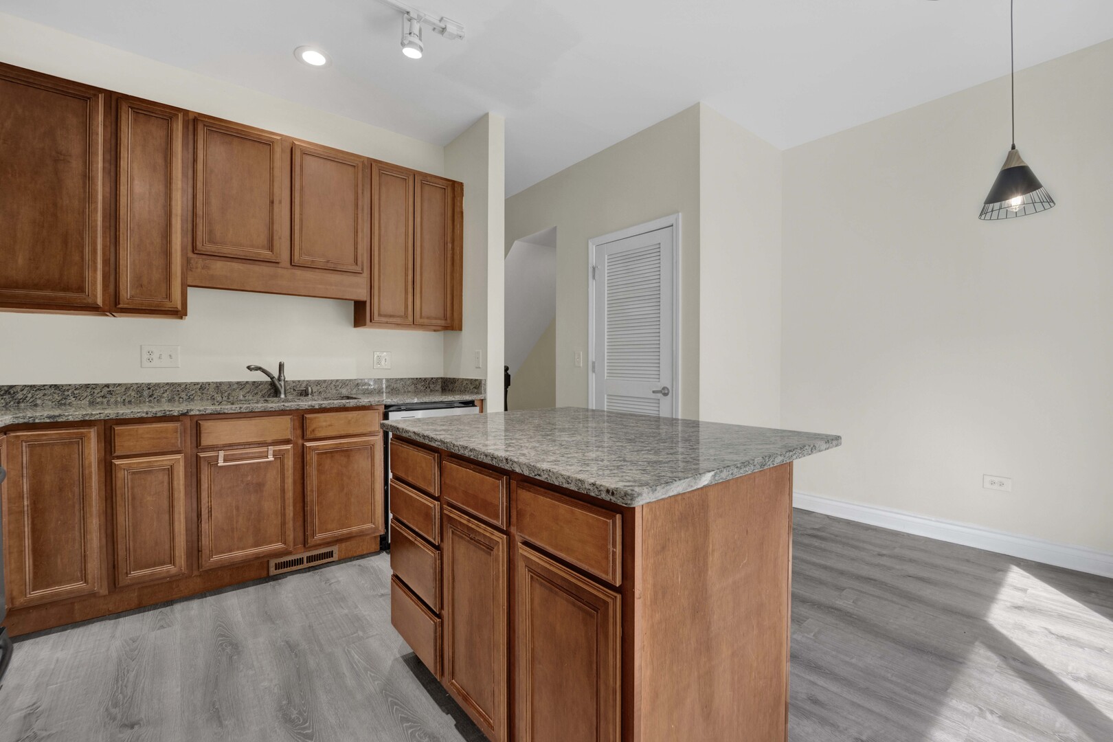 2503 S Calumet Avenue Property Photo 13