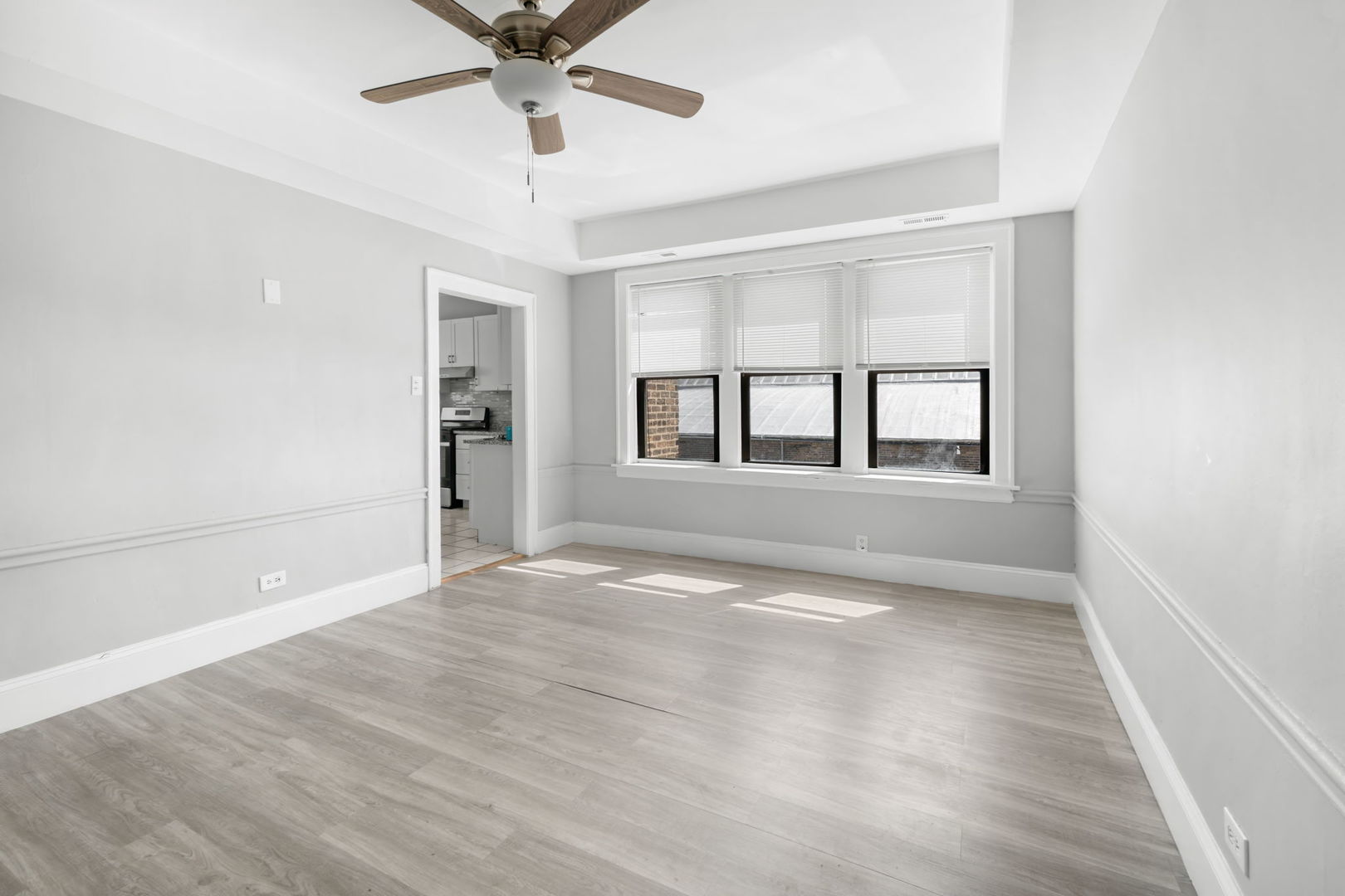 6431 N California Avenue Property Photo 3