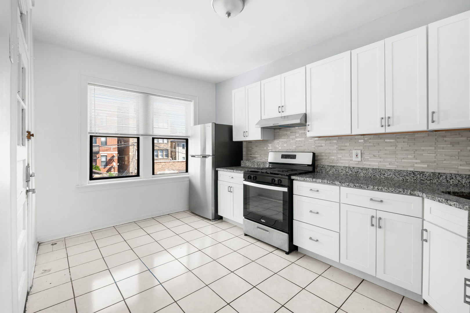 6431 N California Avenue Property Photo 4
