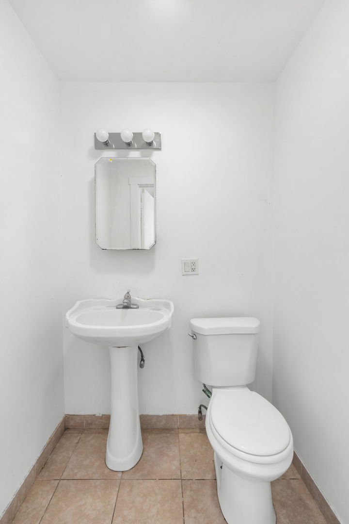 6431 N California Avenue Property Photo 8