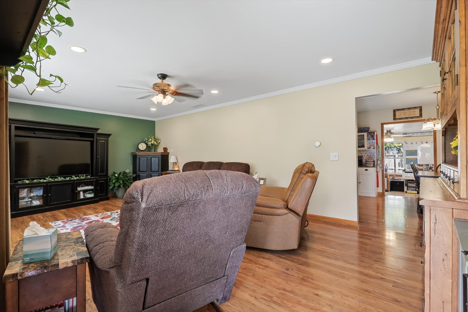 210 E Overton Street Property Photo 4