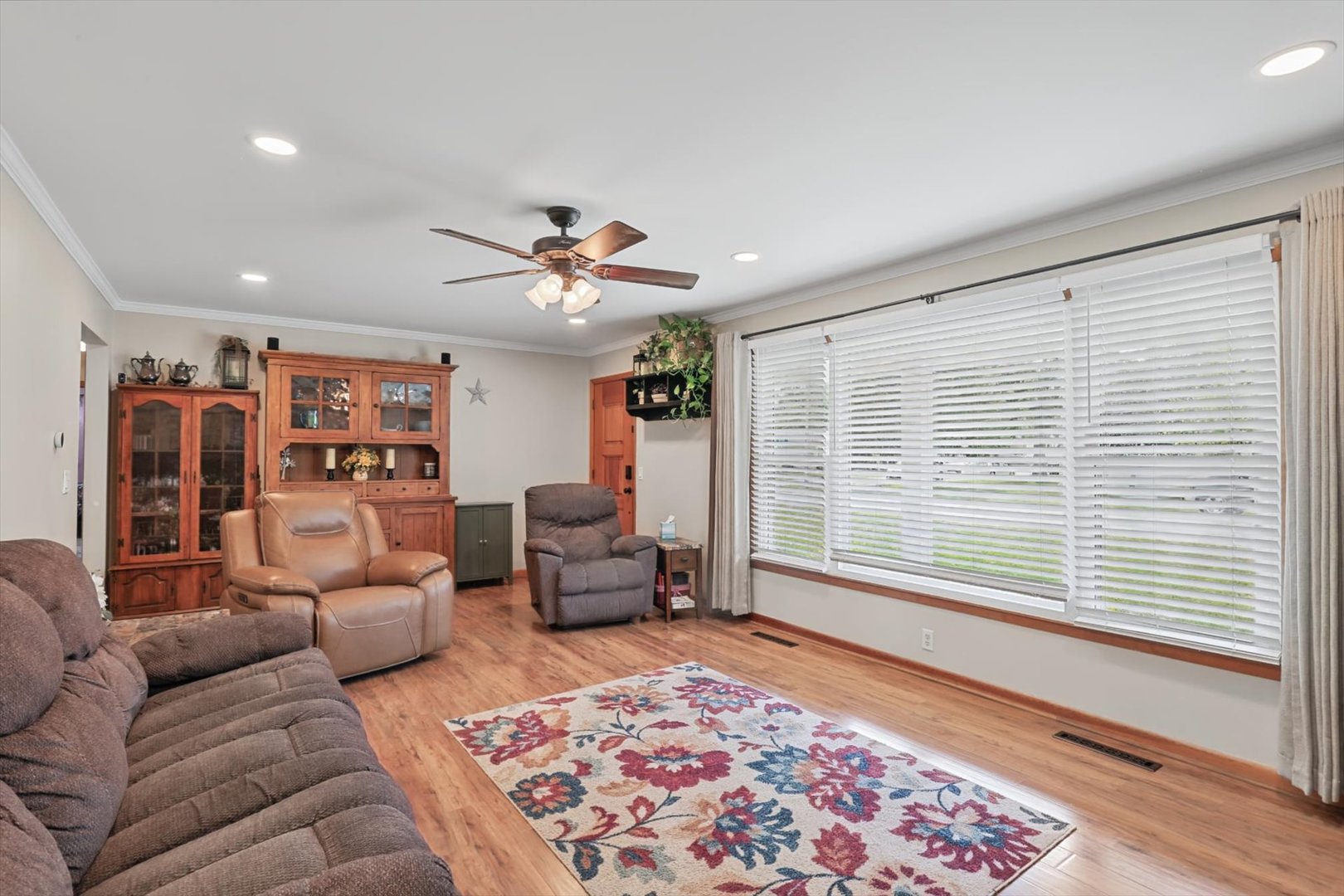 210 E Overton Street Property Photo 6