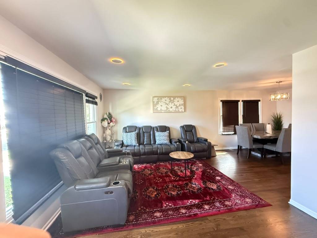 3524 N Natoma Avenue Property Photo 2