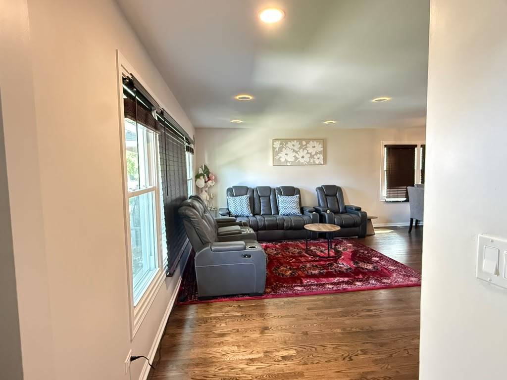 3524 N Natoma Avenue Property Photo 3