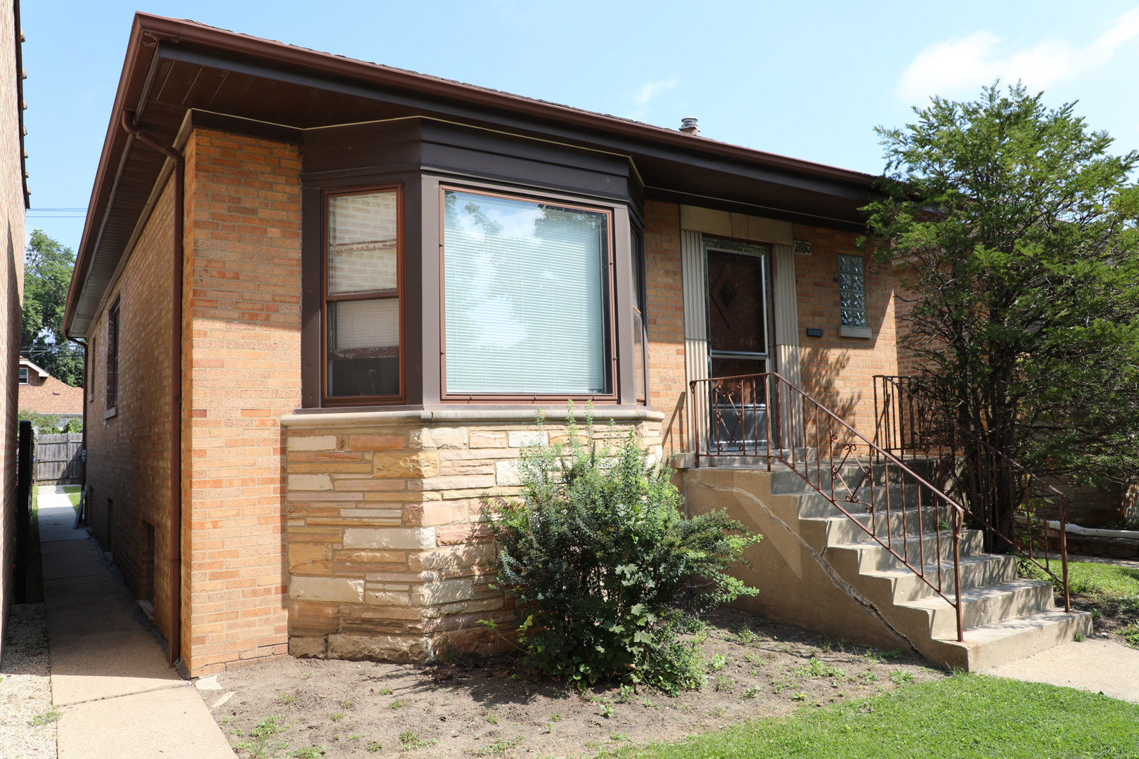 2530 W Pratt Boulevard Property Photo 2