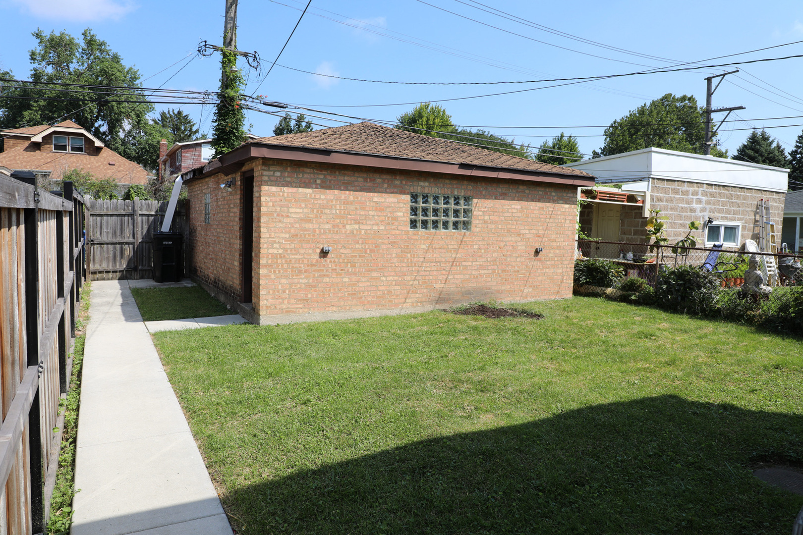 2530 W Pratt Boulevard Property Photo 3