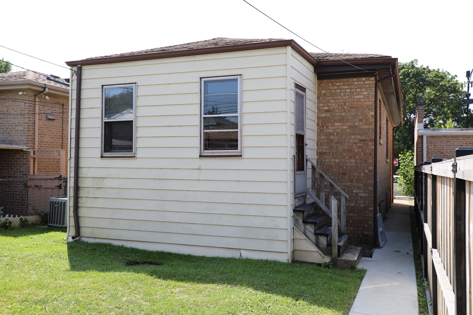 2530 W Pratt Boulevard Property Photo 4