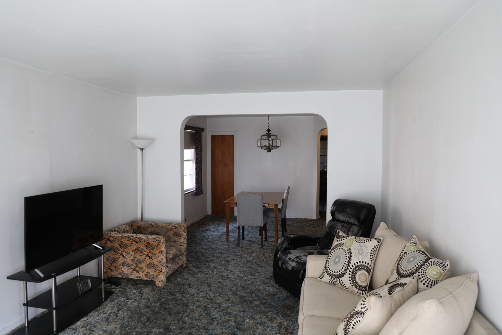 2530 W Pratt Boulevard Property Photo 5