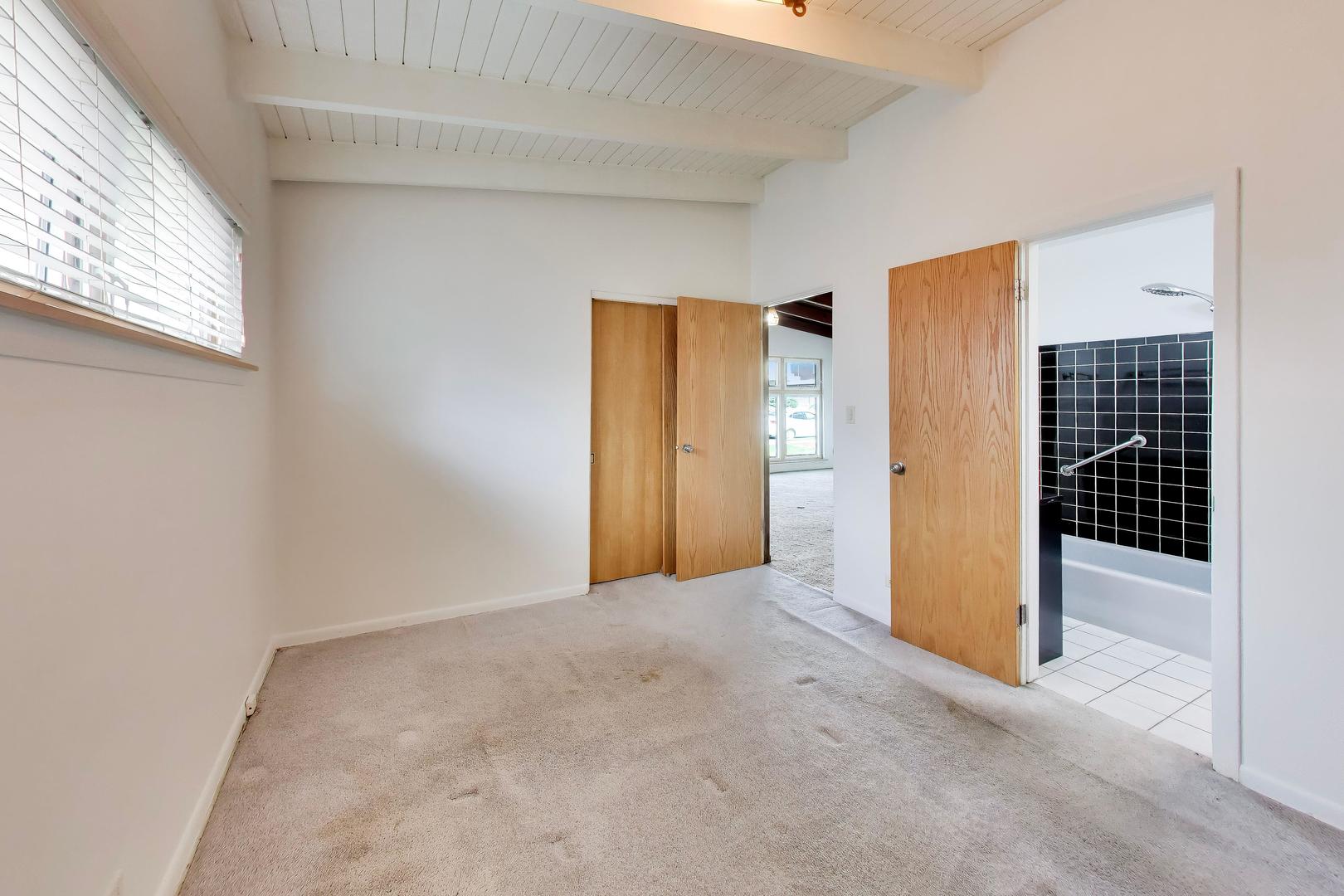 9039 Niles Center Road Property Photo 16