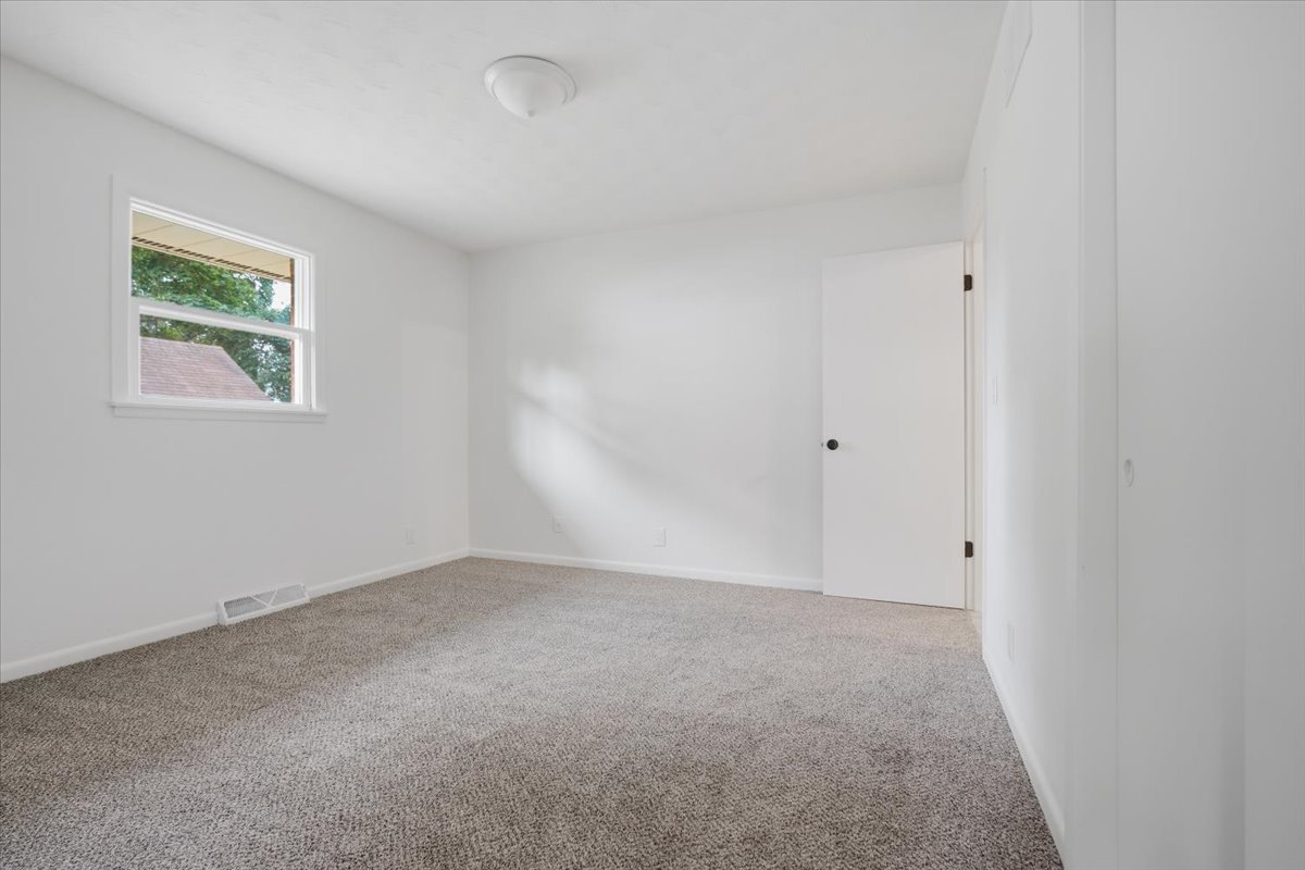 404 Sunset Drive Property Photo 9