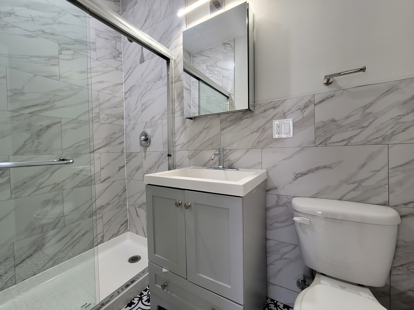 641 W Roscoe Street V3 Property Photo 9