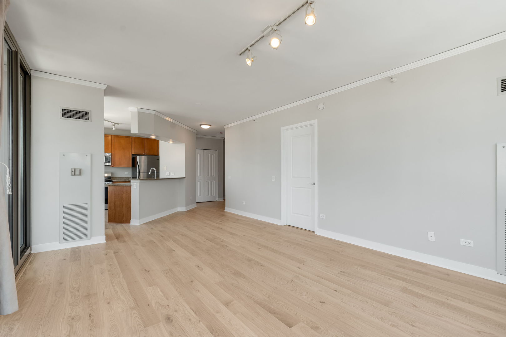 200 N Jefferson Street 2404 Property Photo 5