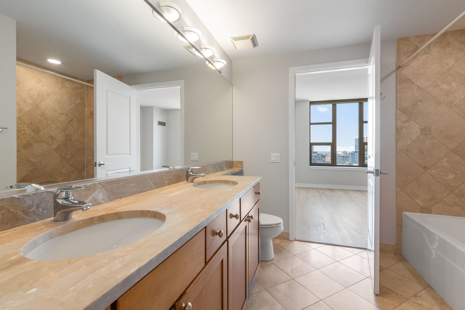200 N Jefferson Street 2404 Property Photo 10