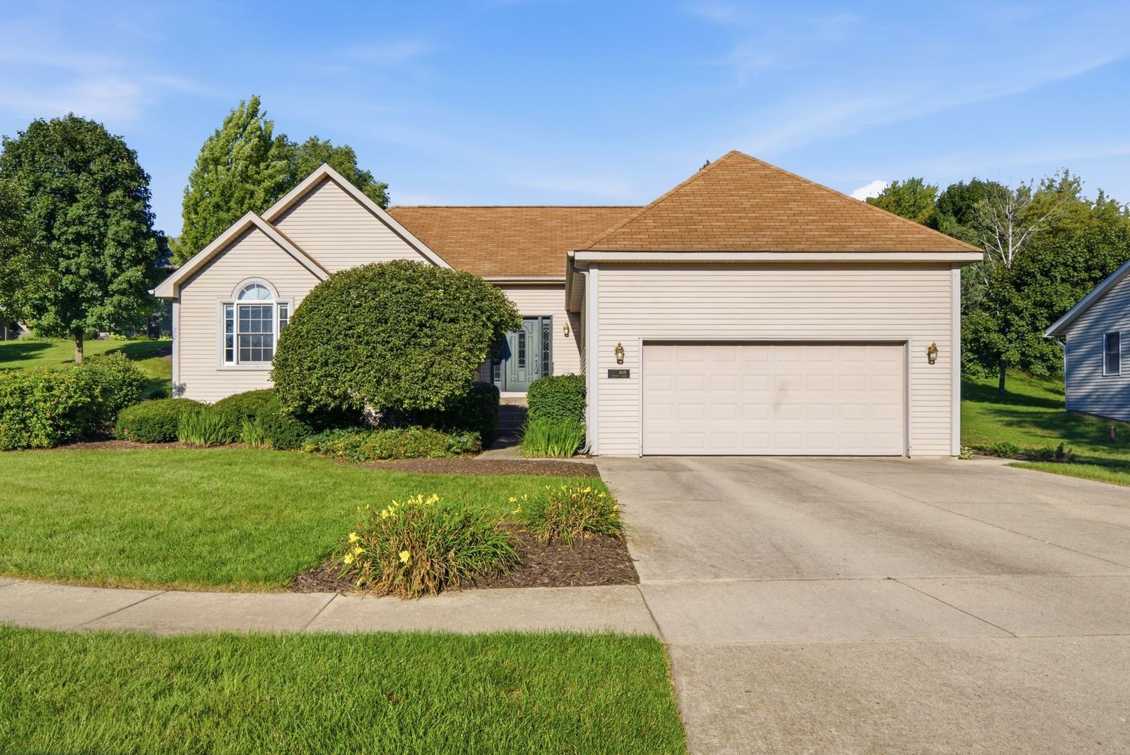 809 Tuckaway Court Property Photo 1