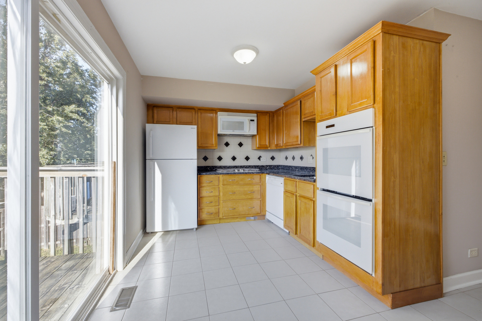 2038 Farnham Court Property Photo 4