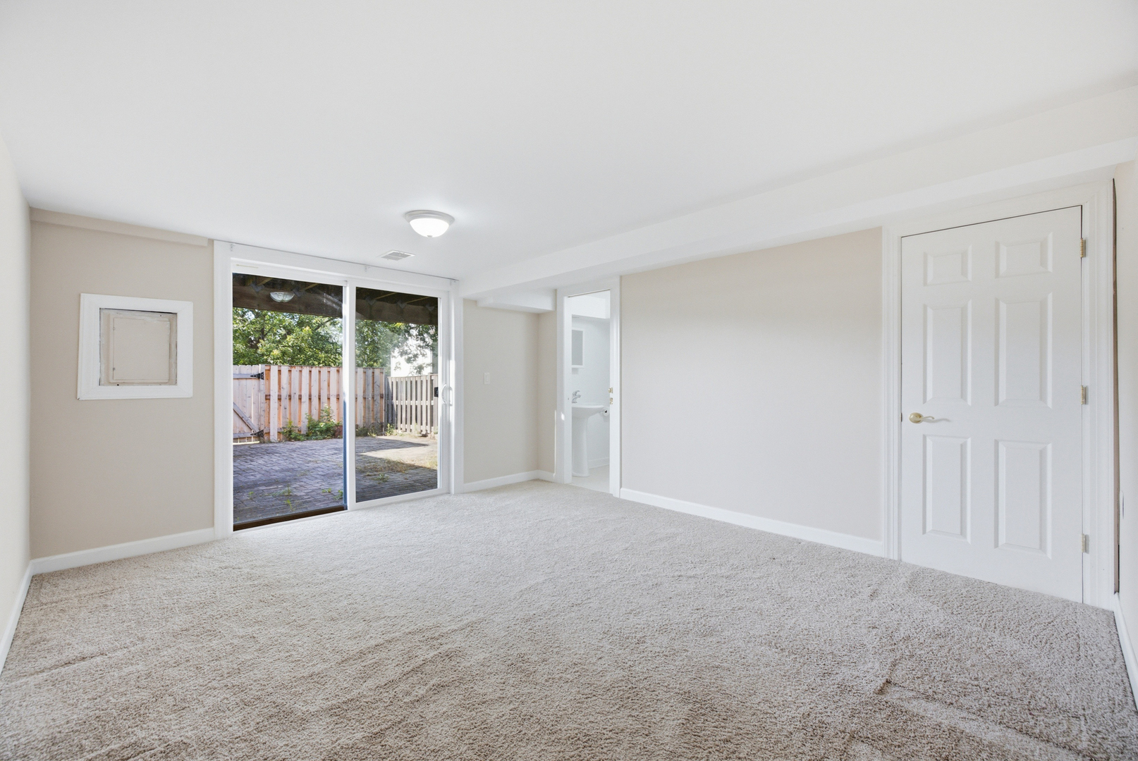 2038 Farnham Court Property Photo 7