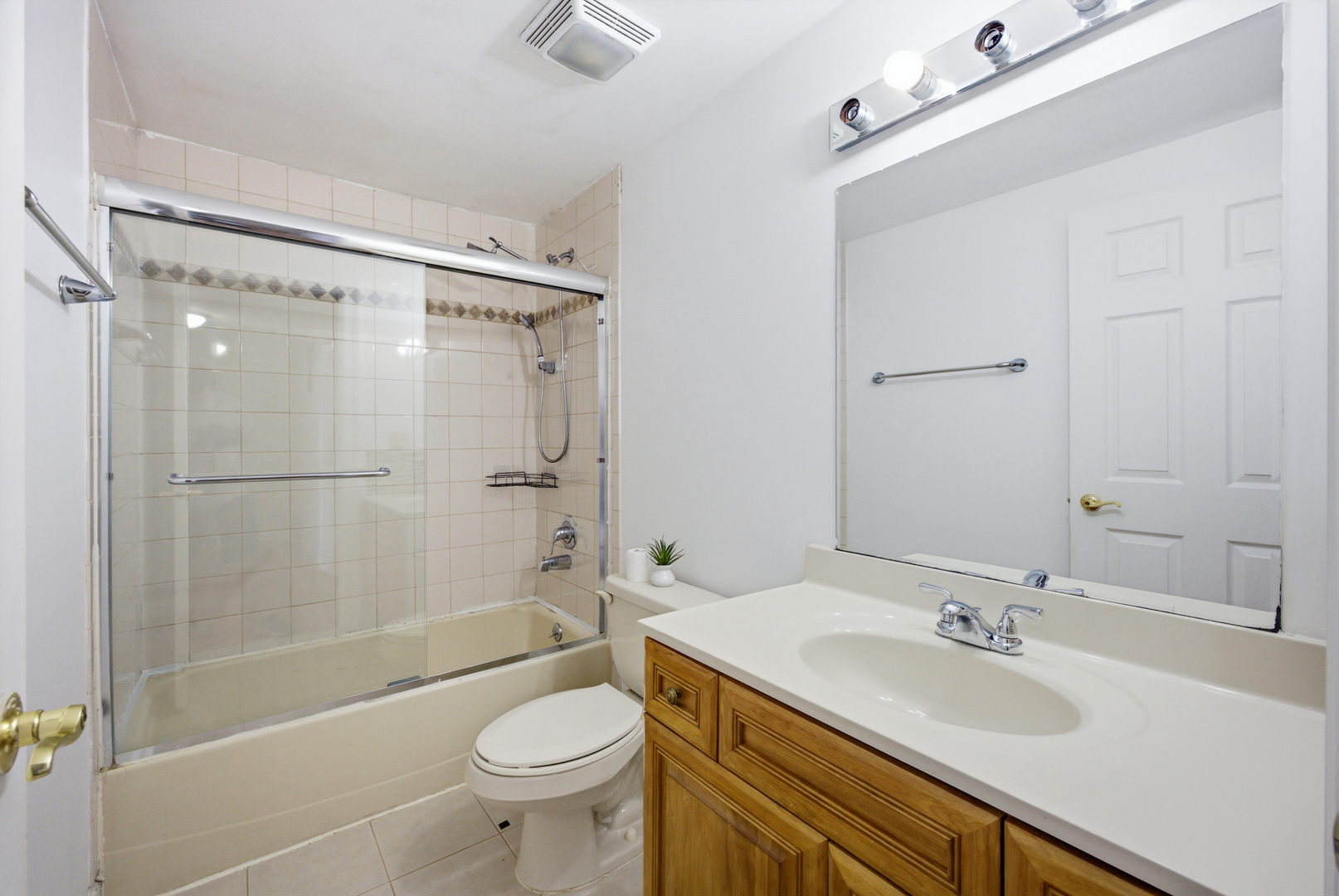 2038 Farnham Court Property Photo 9