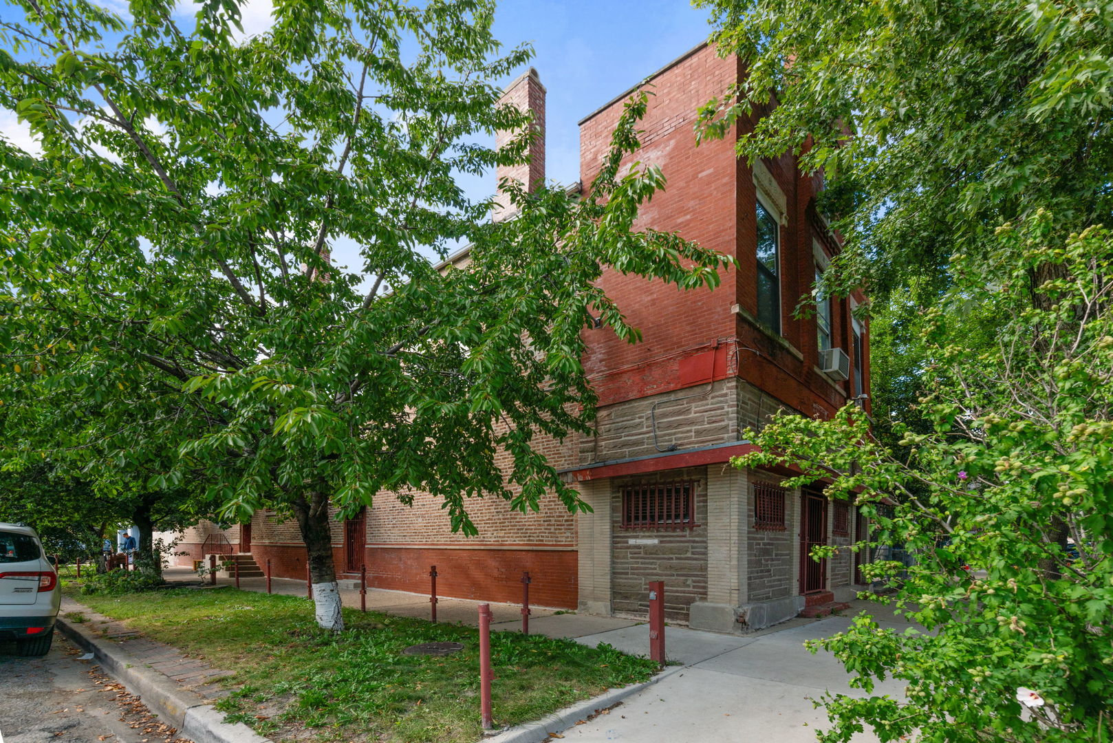 2258 S Whipple Street Property Photo 1