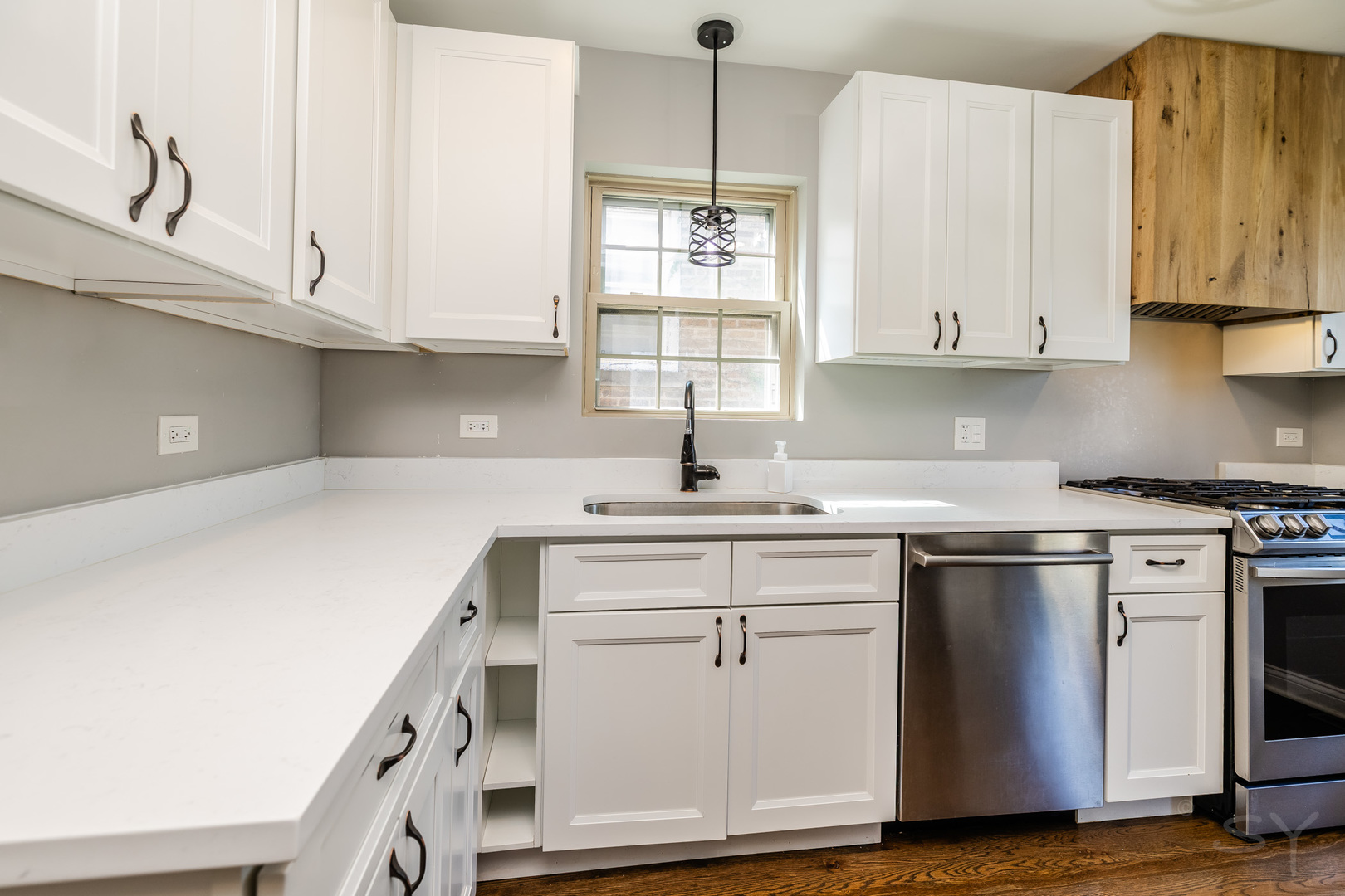 5548 S Kilbourn Avenue Property Photo 6