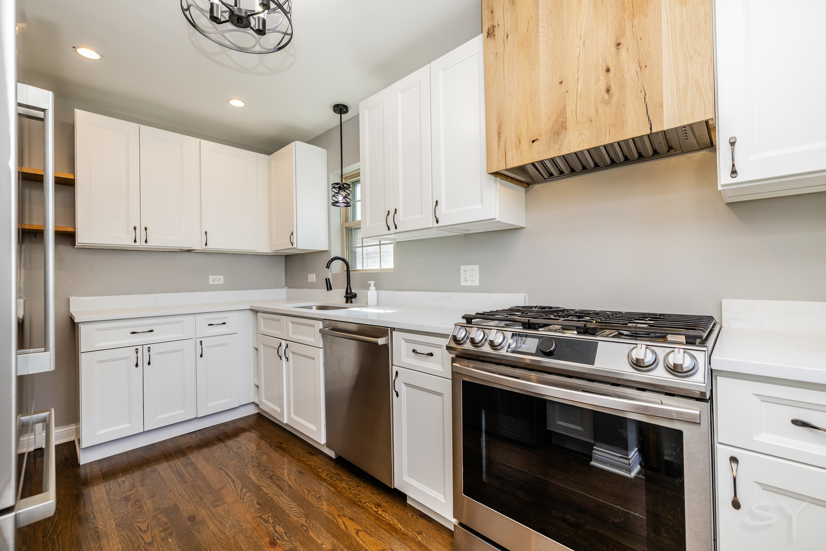 5548 S Kilbourn Avenue Property Photo 8