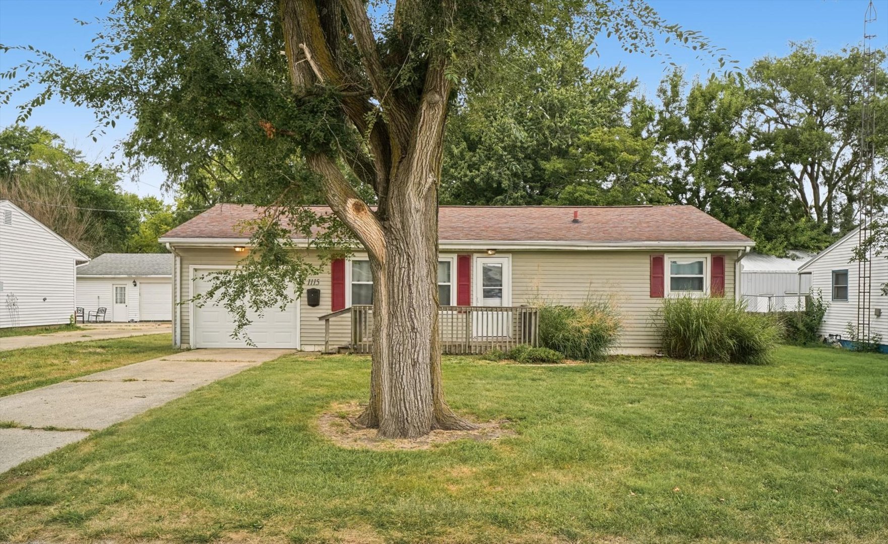 1115 Eastview Drive Property Photo 3