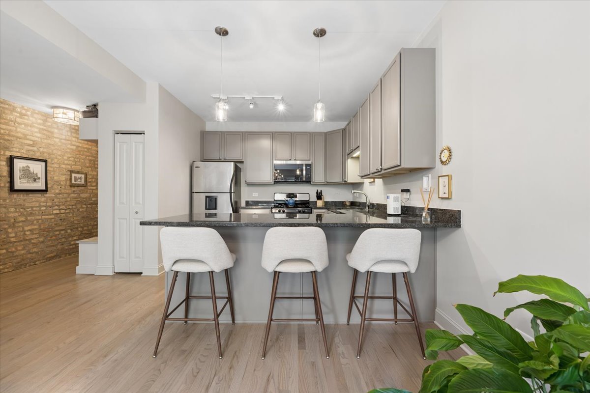 1515 W Cullom Avenue 2 Property Photo 2