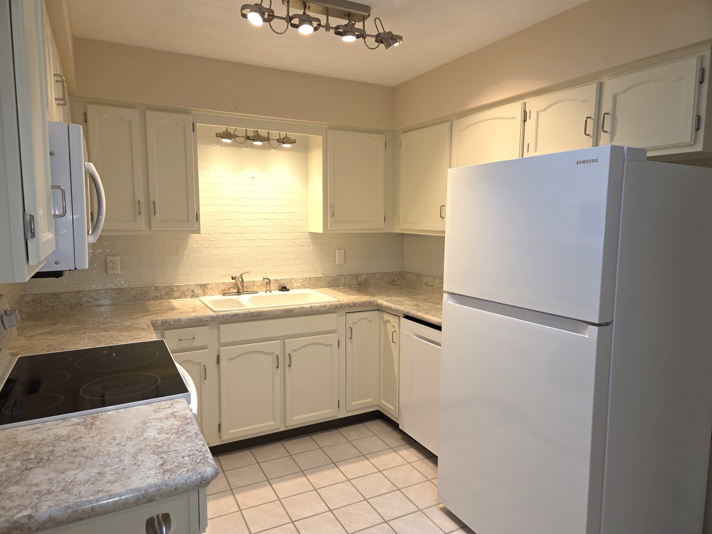 5811 Elaine Drive Property Photo 8