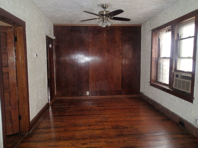 923 N Kedvale Avenue Property Photo 3