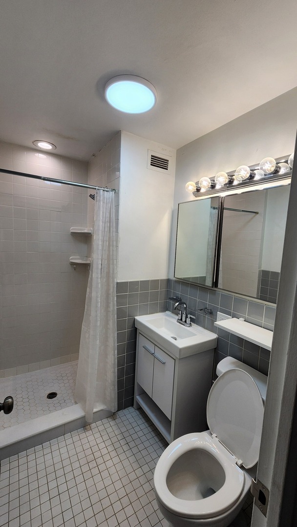 555 W Cornelia Avenue 1301 Property Photo 21
