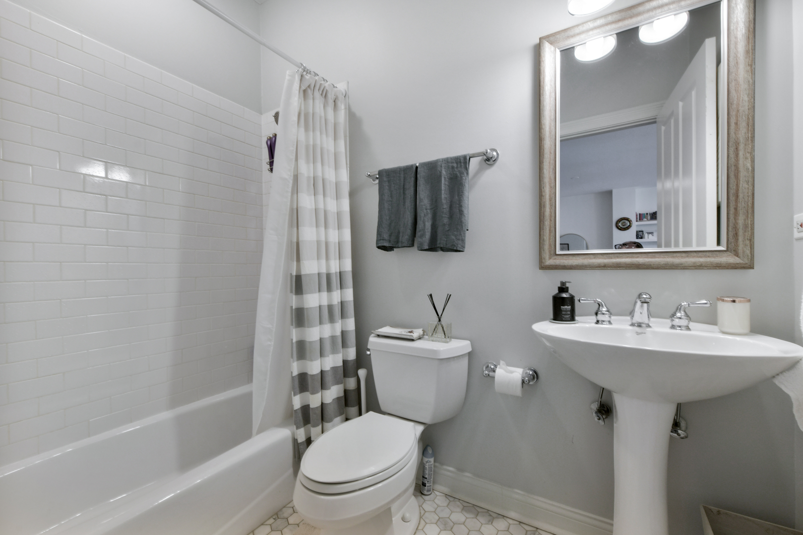 1355 W Washington Boulevard 2b Property Photo 13