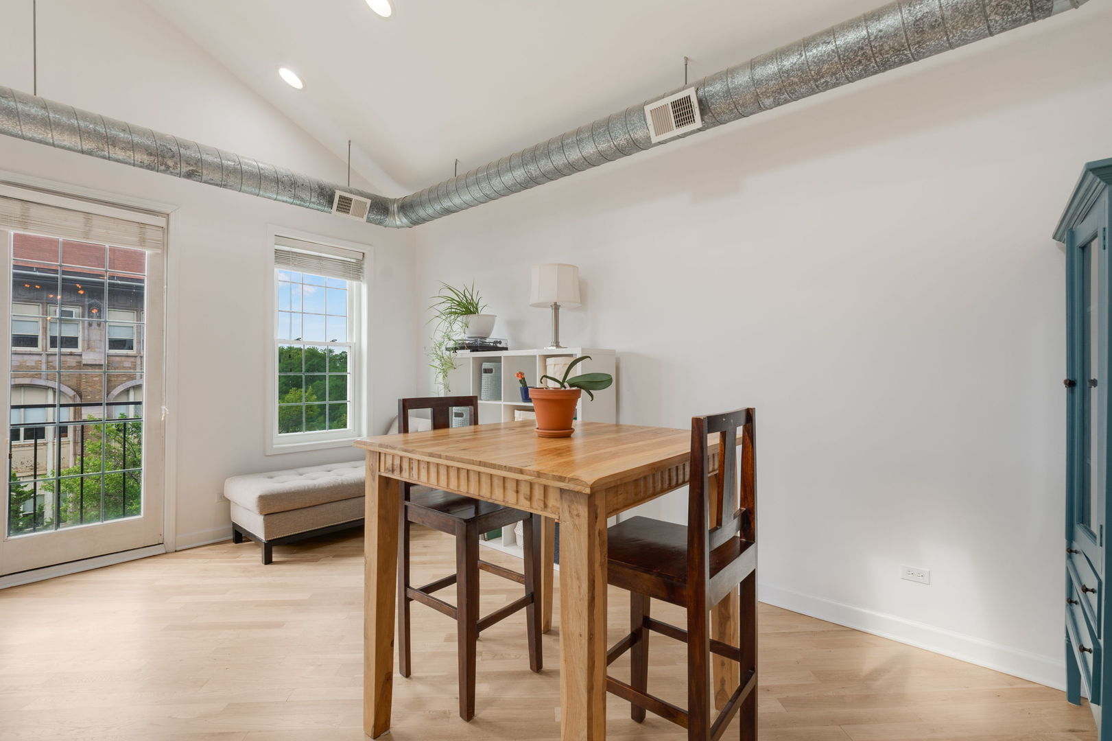 1836 W Belmont Avenue 4 Property Photo 8