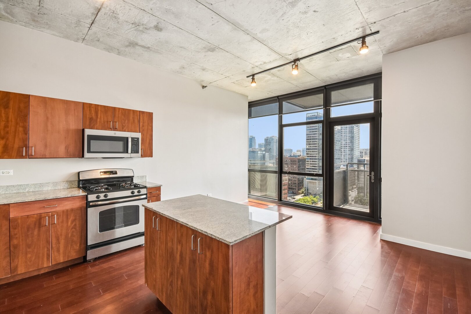 235 W Van Buren Street 1807 Property Photo 2
