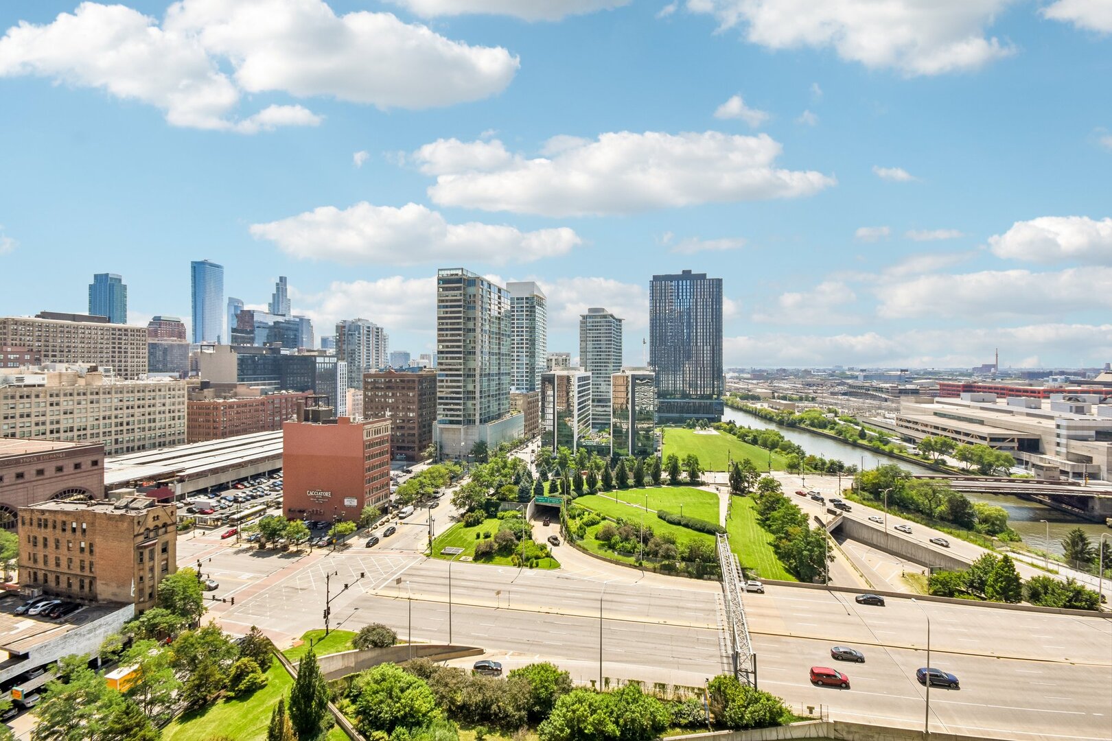 235 W Van Buren Street 1807 Property Photo 4
