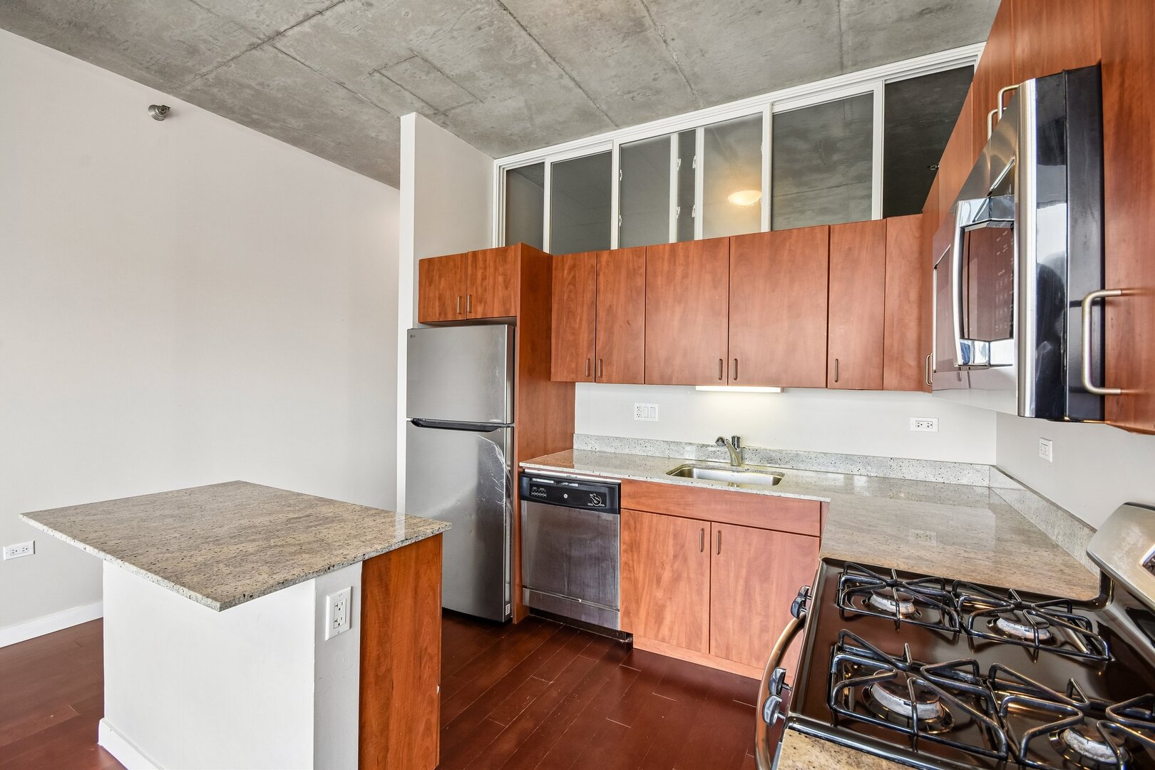 235 W Van Buren Street 1807 Property Photo 5