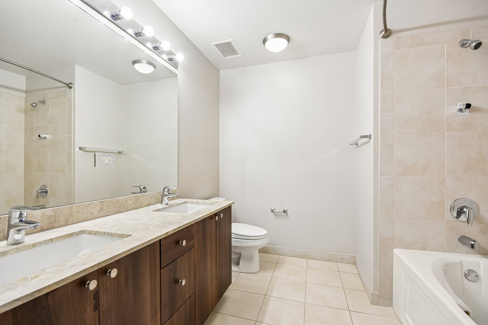 235 W Van Buren Street 1807 Property Photo 8