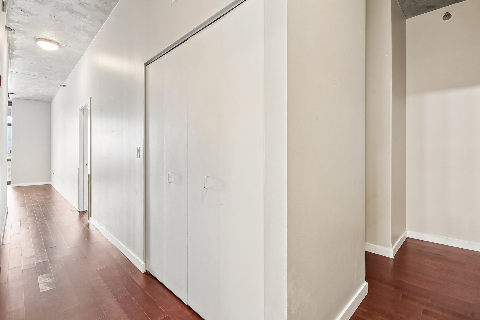 235 W Van Buren Street 1807 Property Photo 9