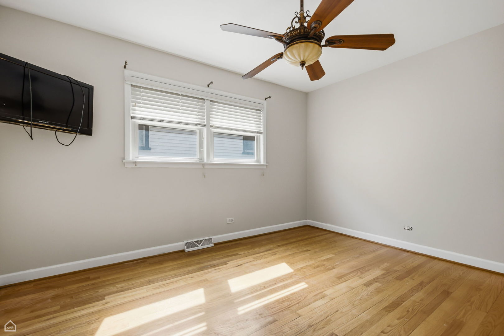 7718 W Farragut Avenue Property Photo 8