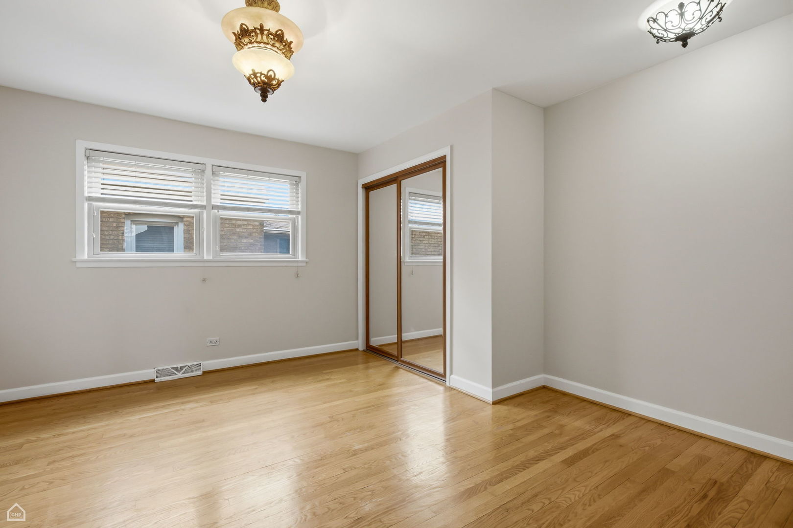 7718 W Farragut Avenue Property Photo 10