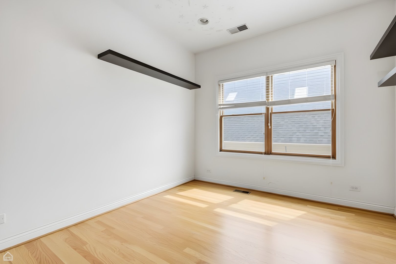 7718 W Farragut Avenue Property Photo 22