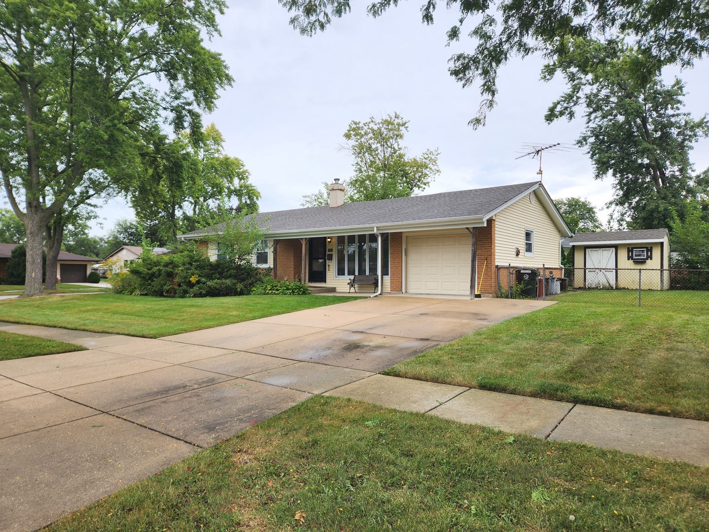 325 Spruce Lane Property Photo 4