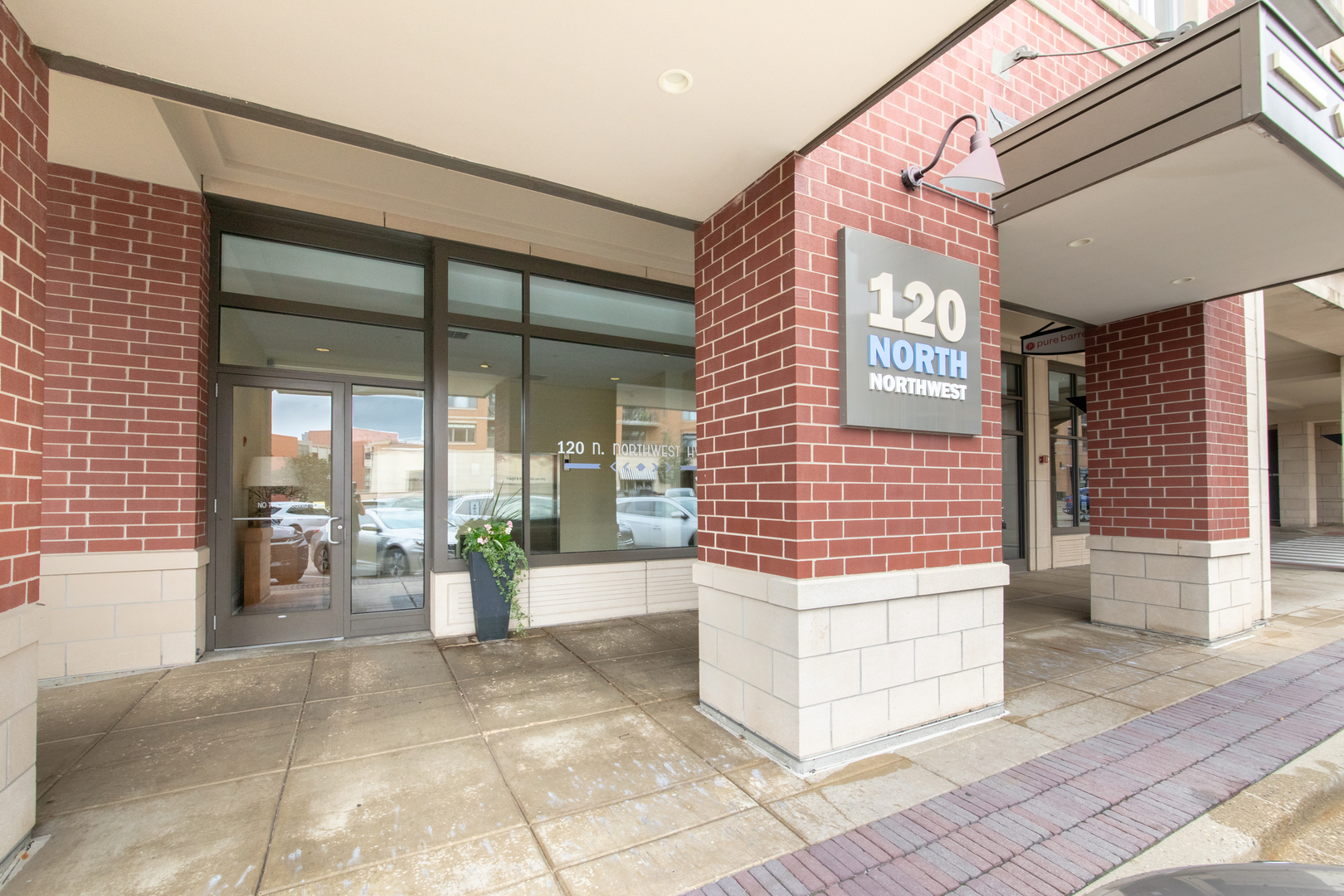 120 N Northwest Highway 405 Property Photo 2