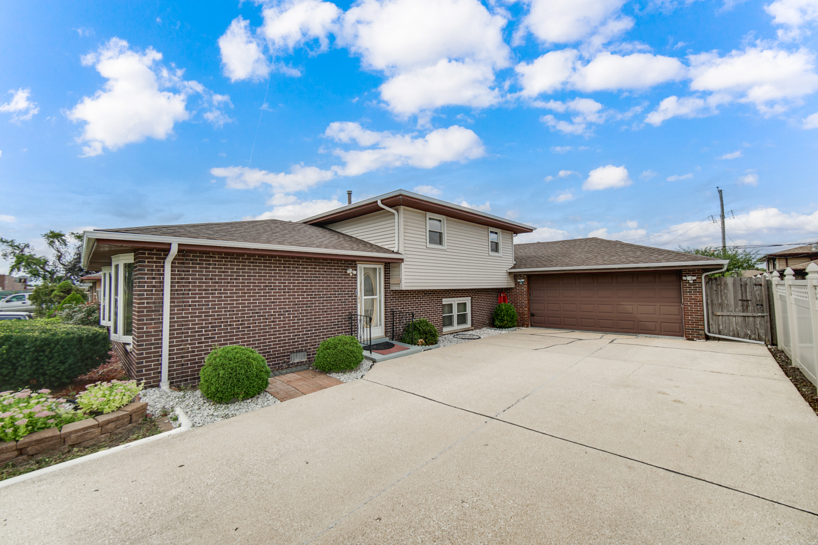 7506 W 83rd Place Property Photo 3