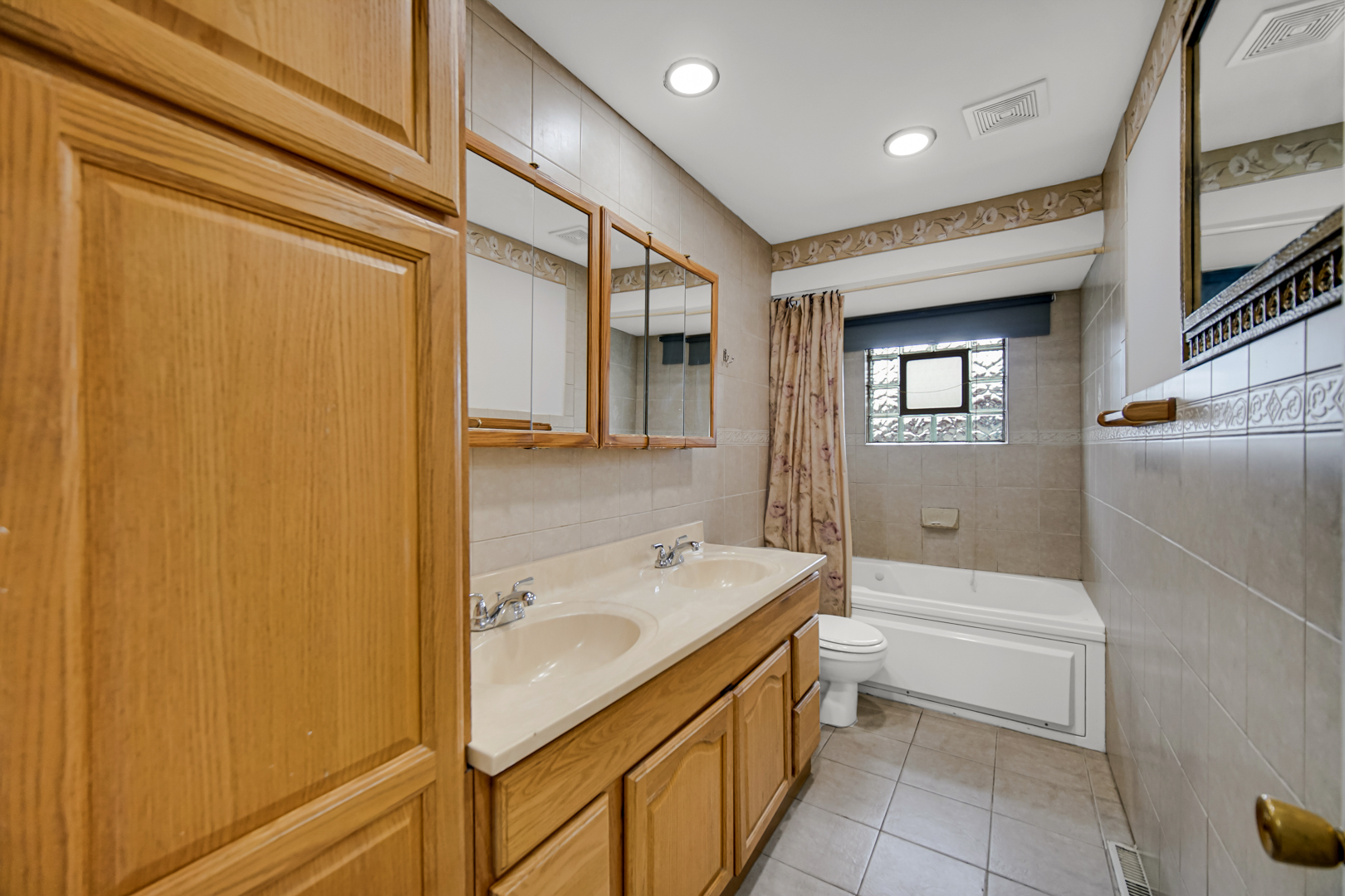 7506 W 83rd Place Property Photo 14