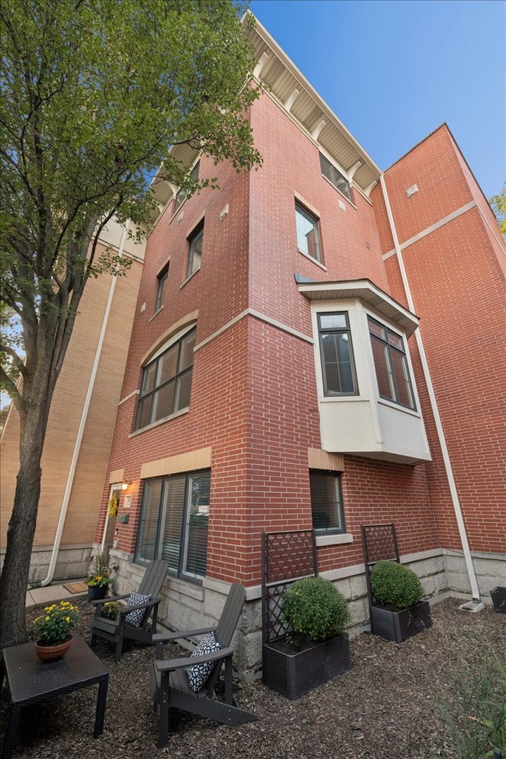 1192 Clarence Avenue 18 Property Photo 1