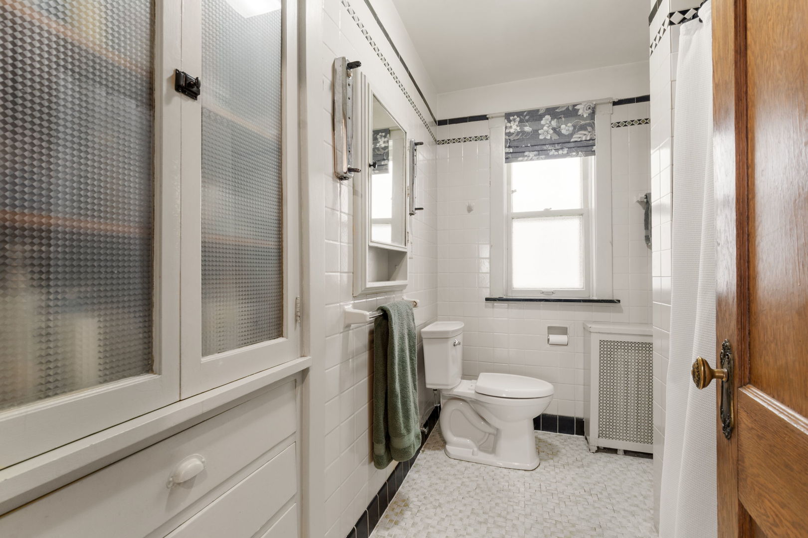 6330 N Paulina Street Property Photo 5