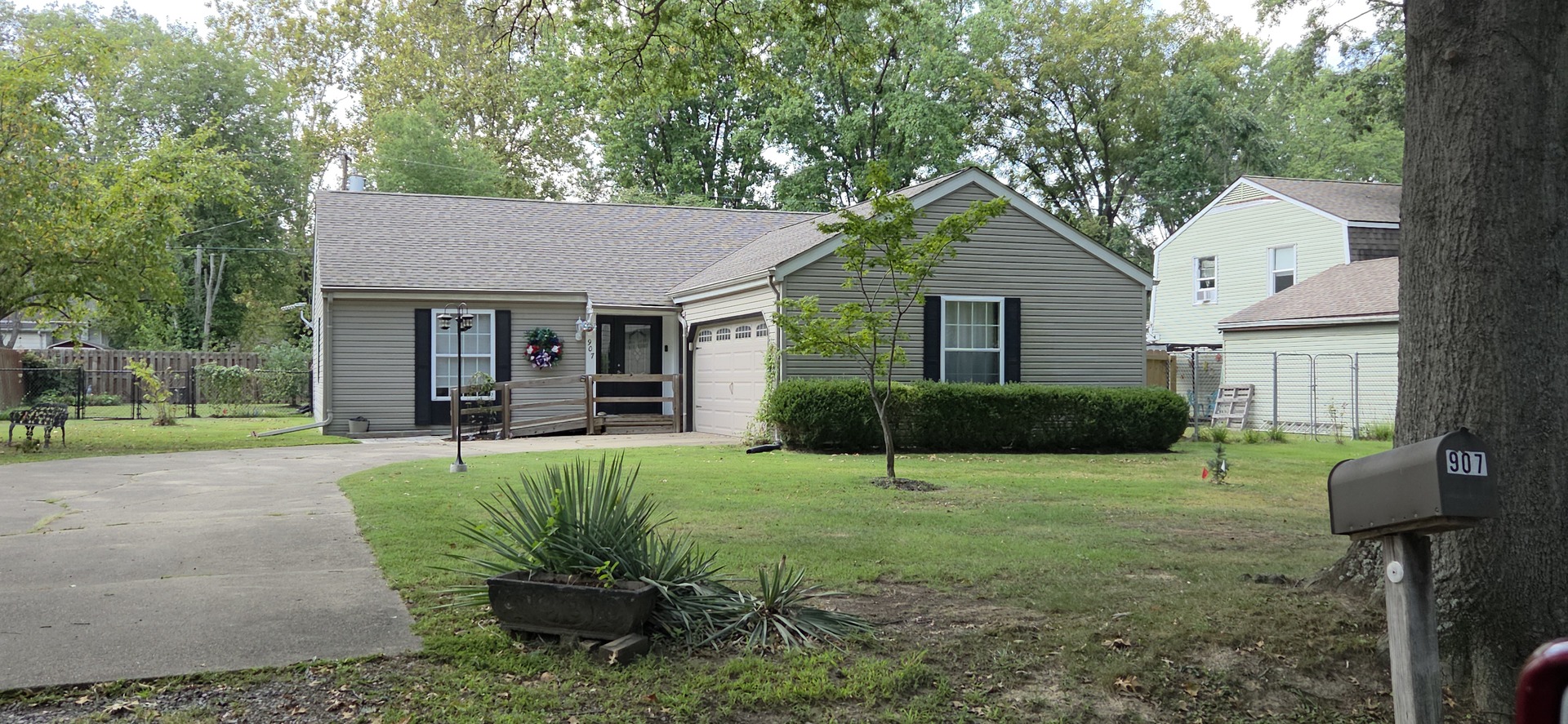 907 Lickliter Street Property Photo 2