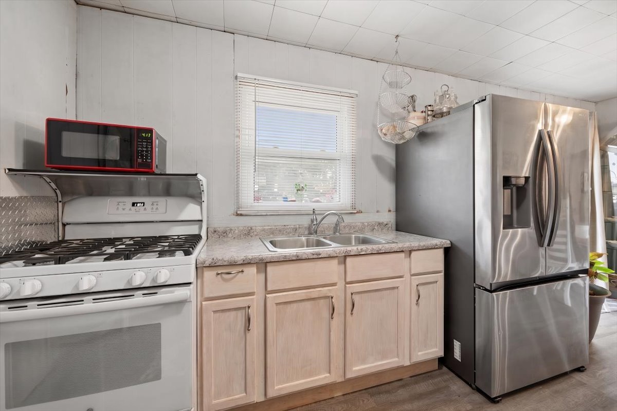 1140 Rathbone Avenue Property Photo 7