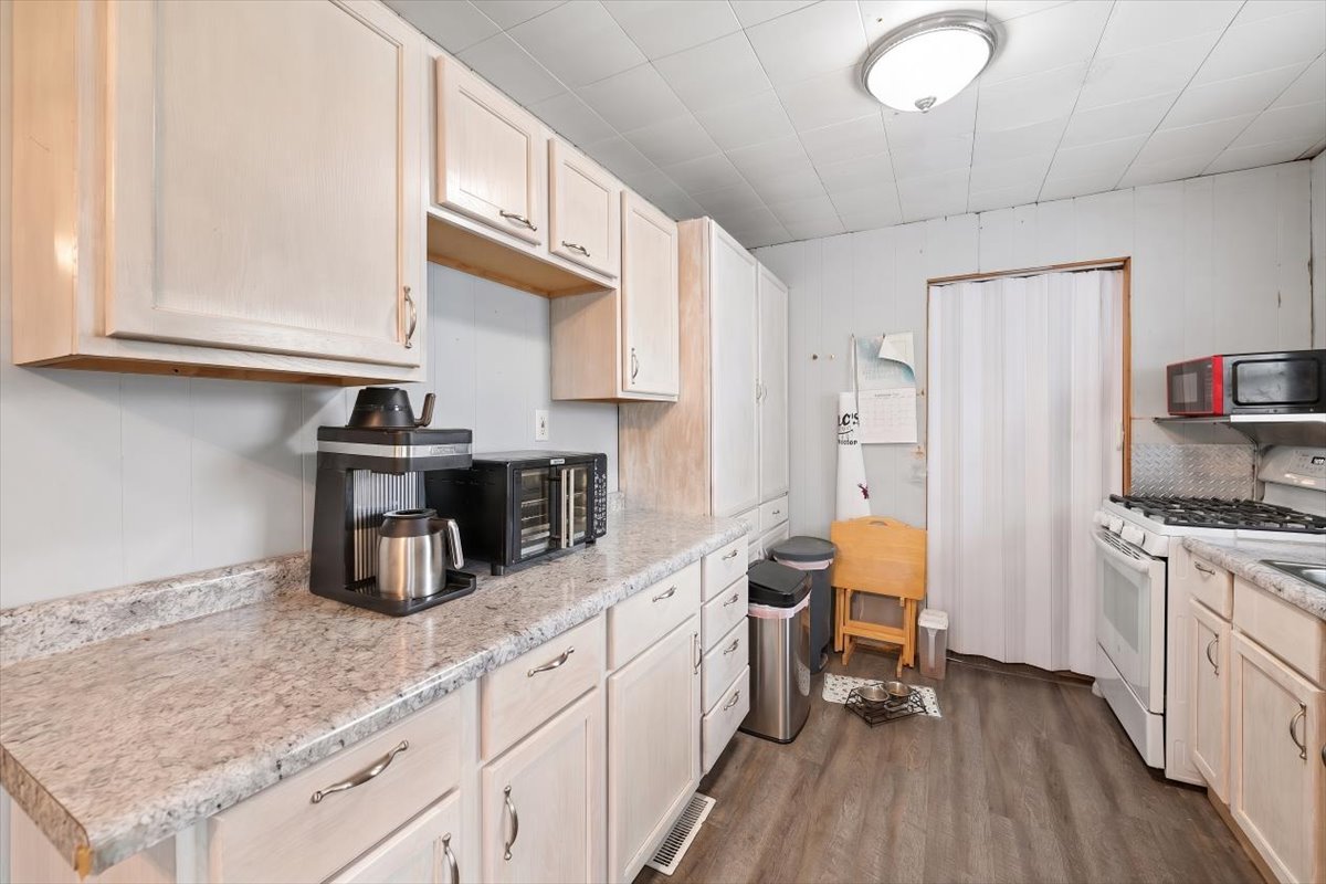 1140 Rathbone Avenue Property Photo 8