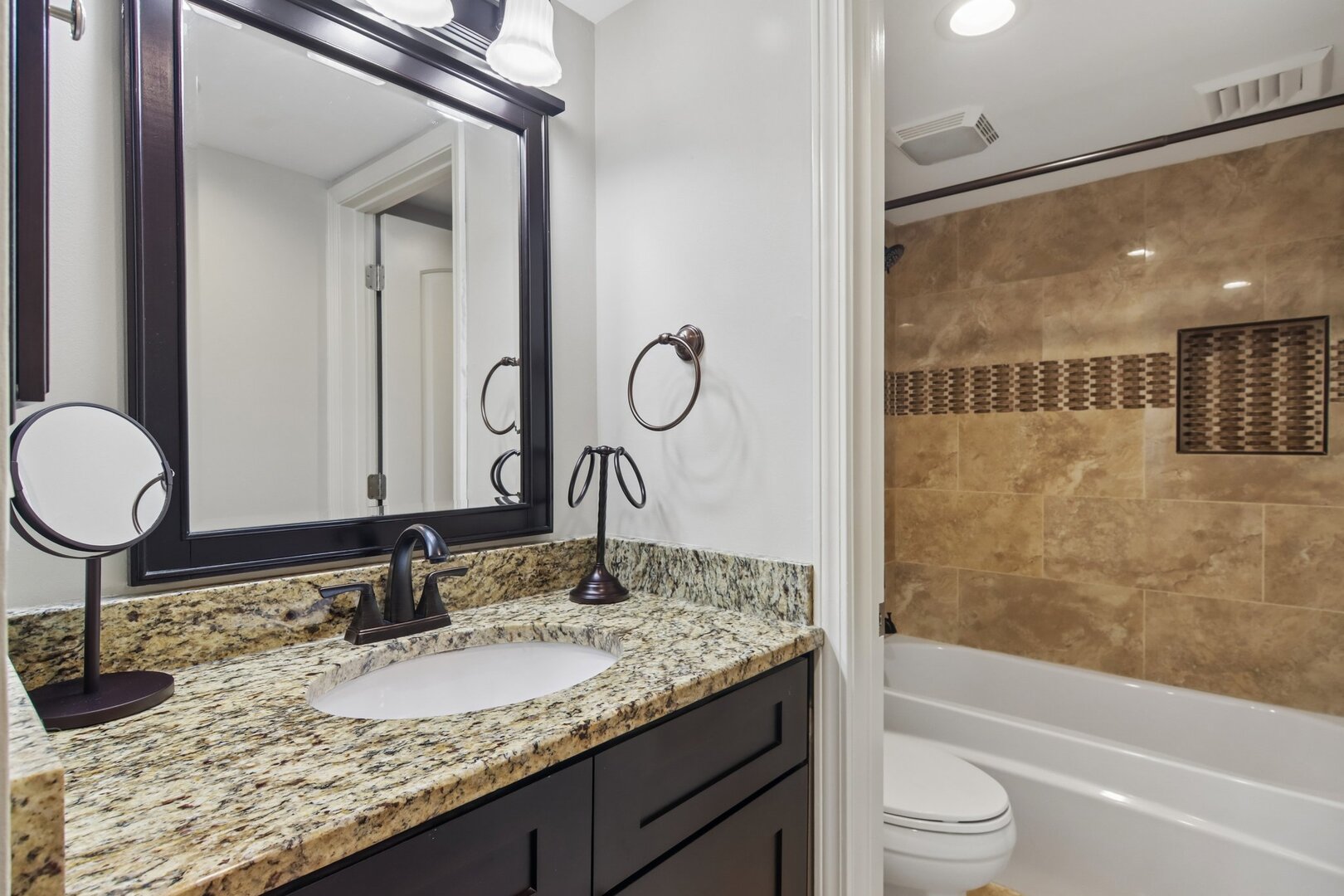 101 E Janata Boulevard 3b Property Photo 11