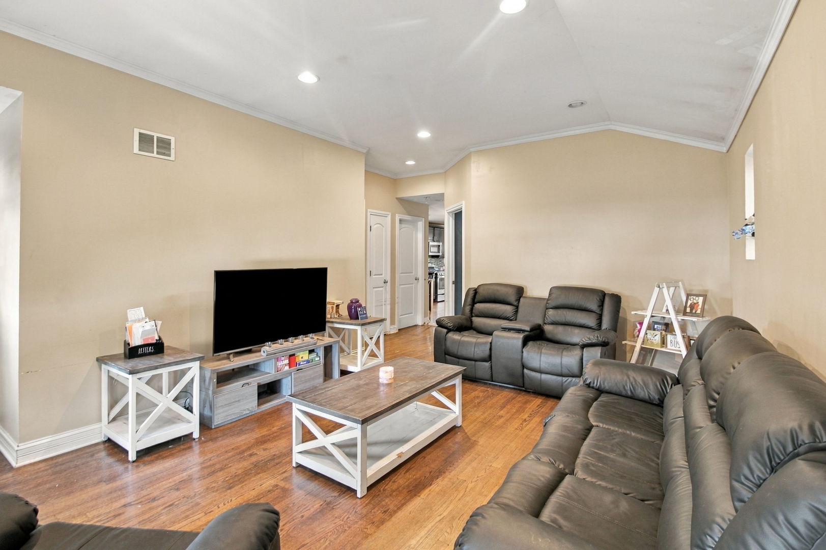 5214 Enfield Avenue Property Photo 3